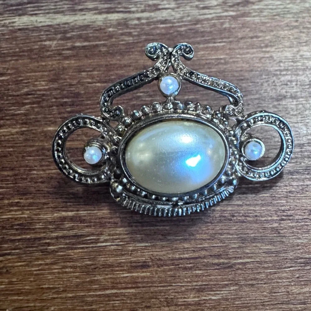 Vintage Style Faux Pearl Brooch Silver Tone Victorian Scroll Openwork‎ Pin 9g